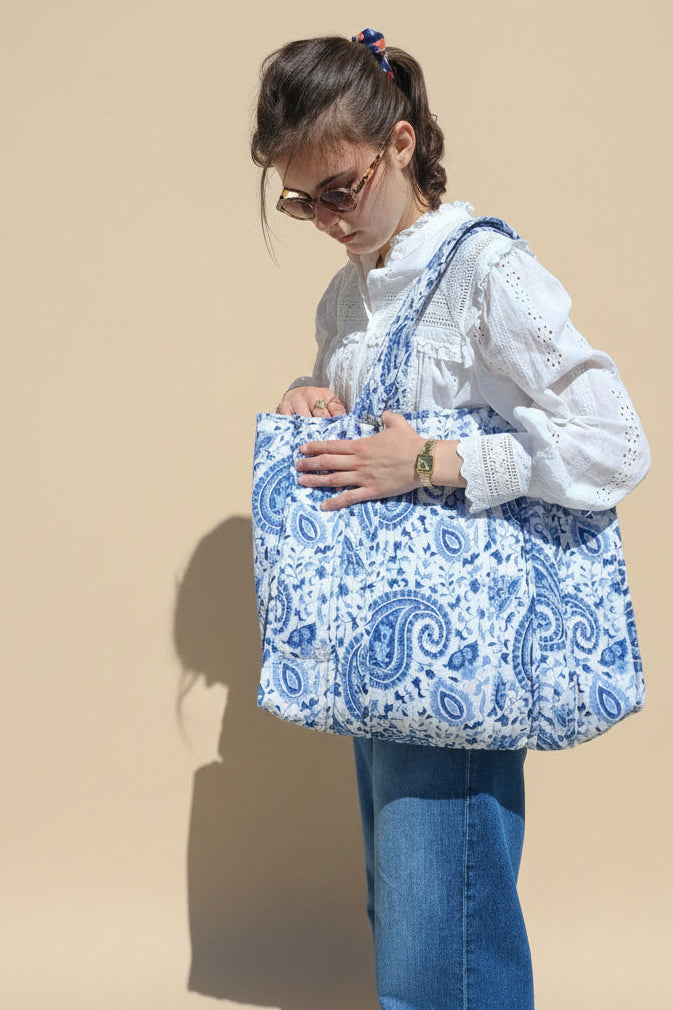 Sac cabas femme en coton matelassé imprimé à la main selon la technique du block print.