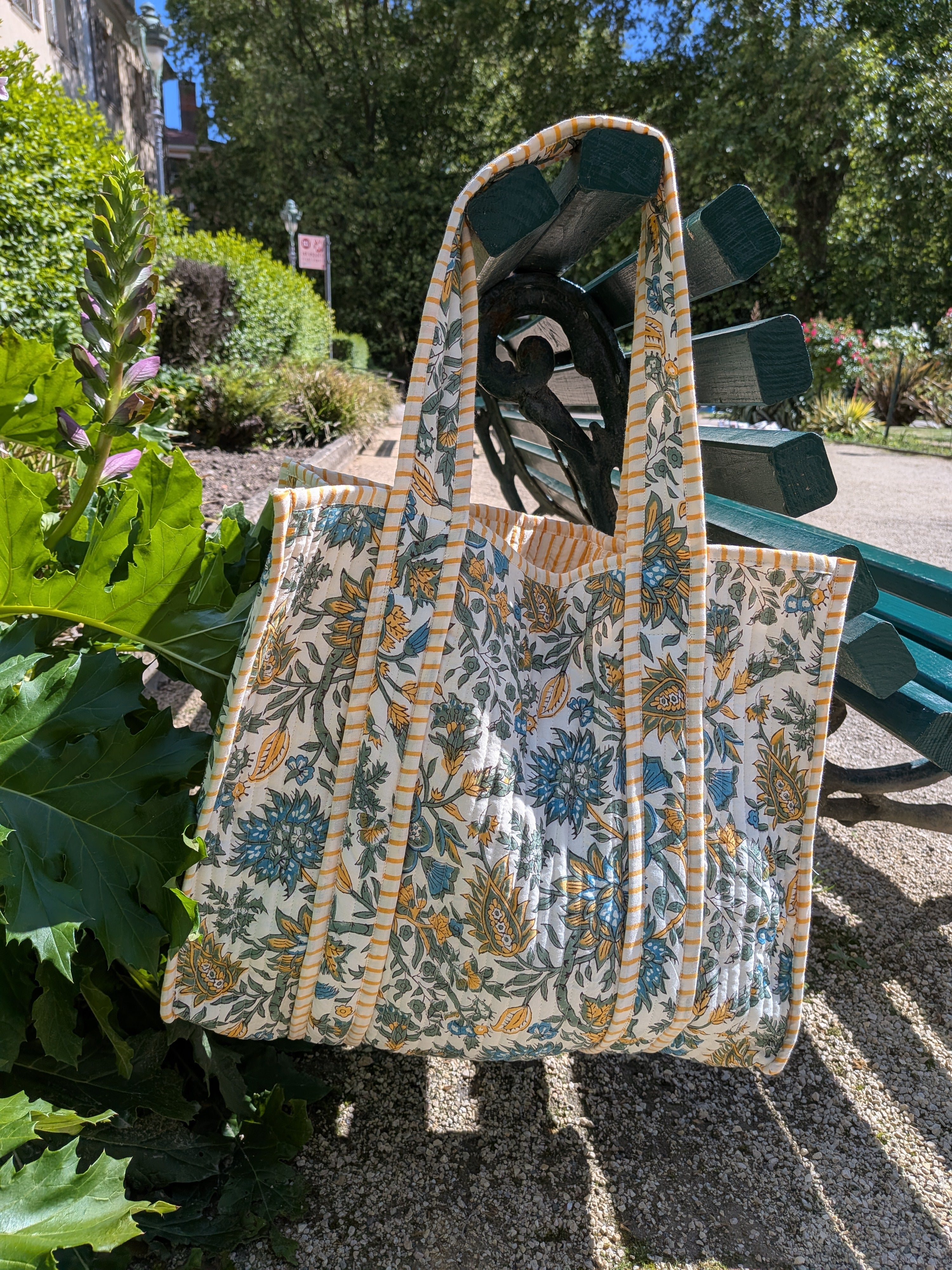 Sac cabas femme en coton matelassé imprimé à la main selon la technique du block print.