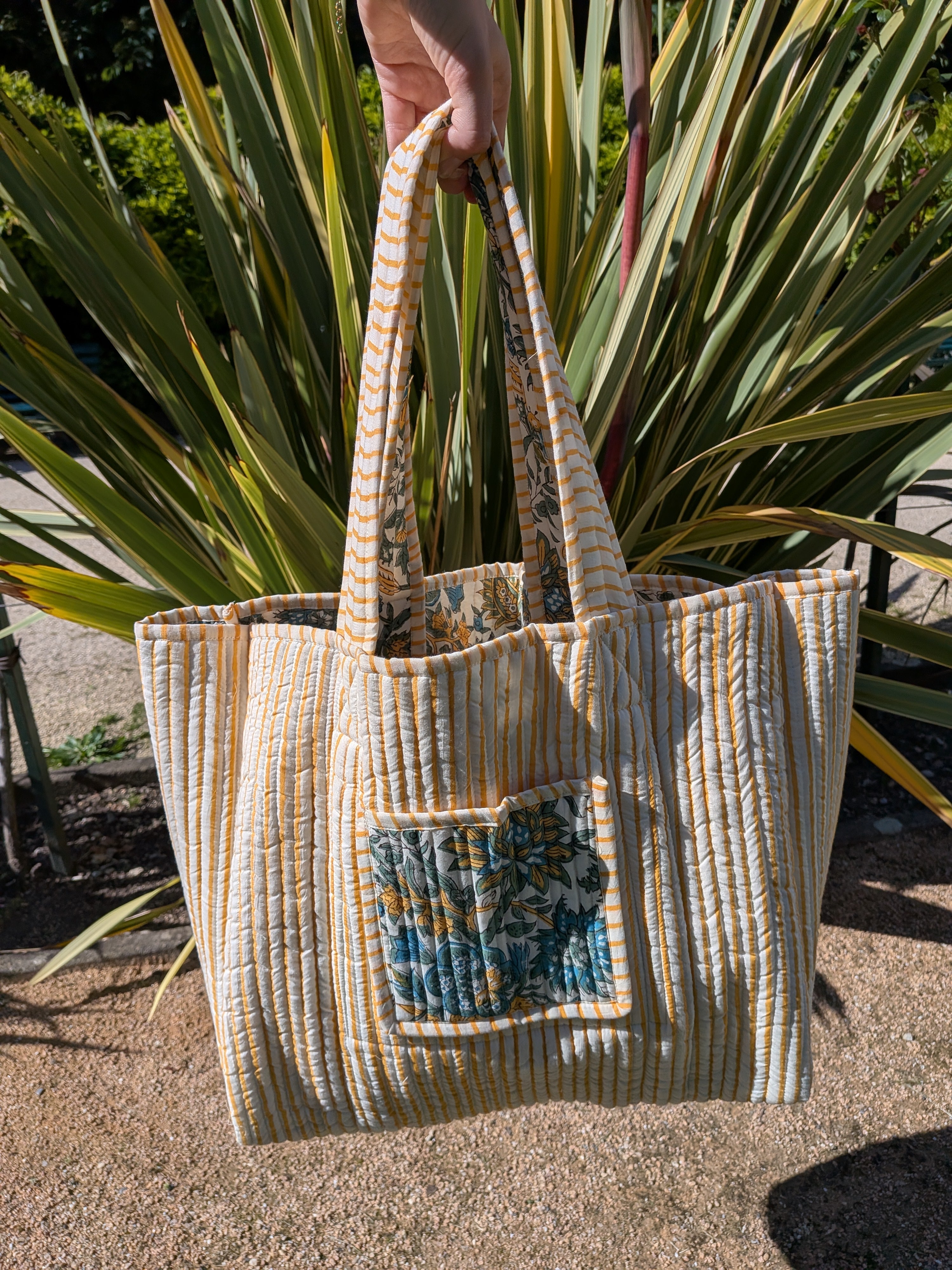 Sac cabas femme en coton matelassé imprimé à la main selon la technique du block print.