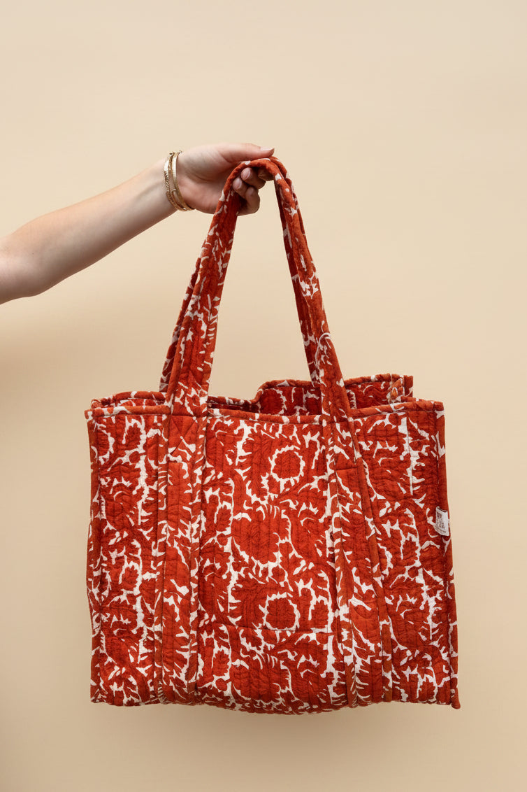 Sac cabas femme en coton matelassé imprimé à la main selon la technique du block print.