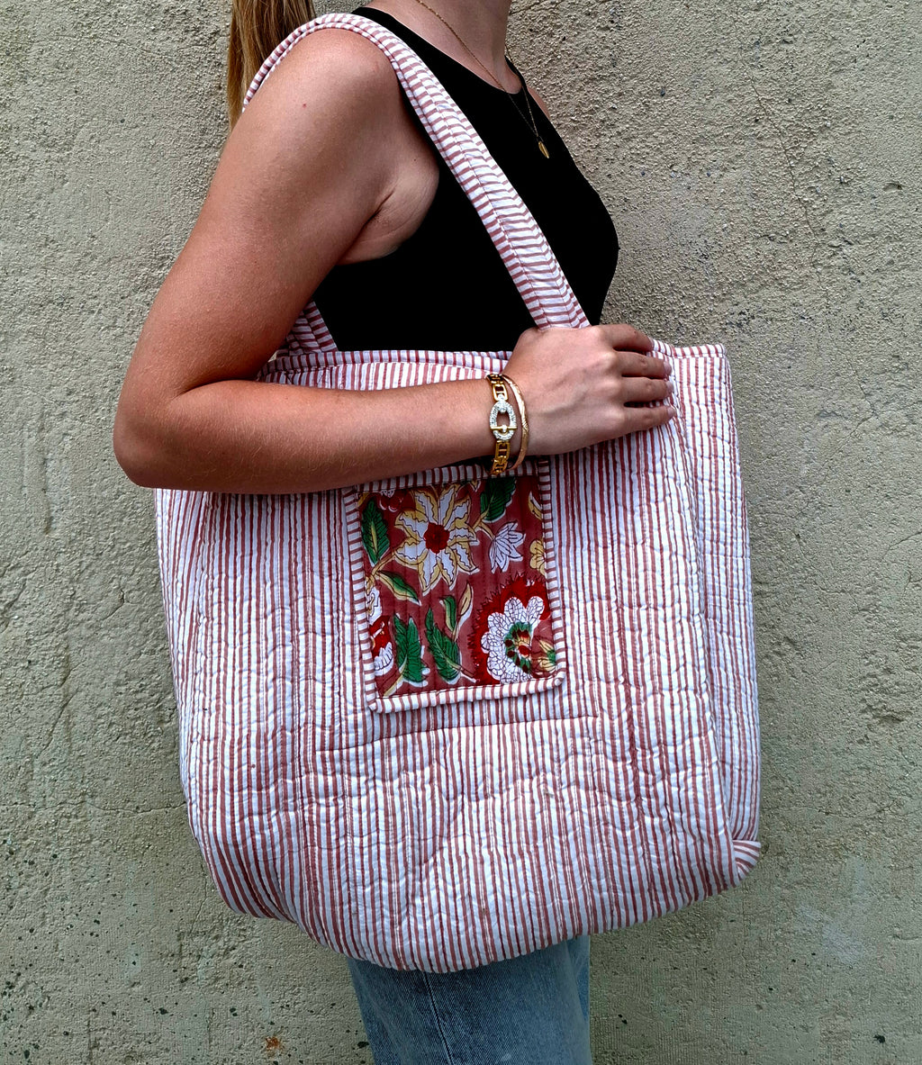 Sac cabas femme en coton matelassé imprimé à la main selon la technique du block print.