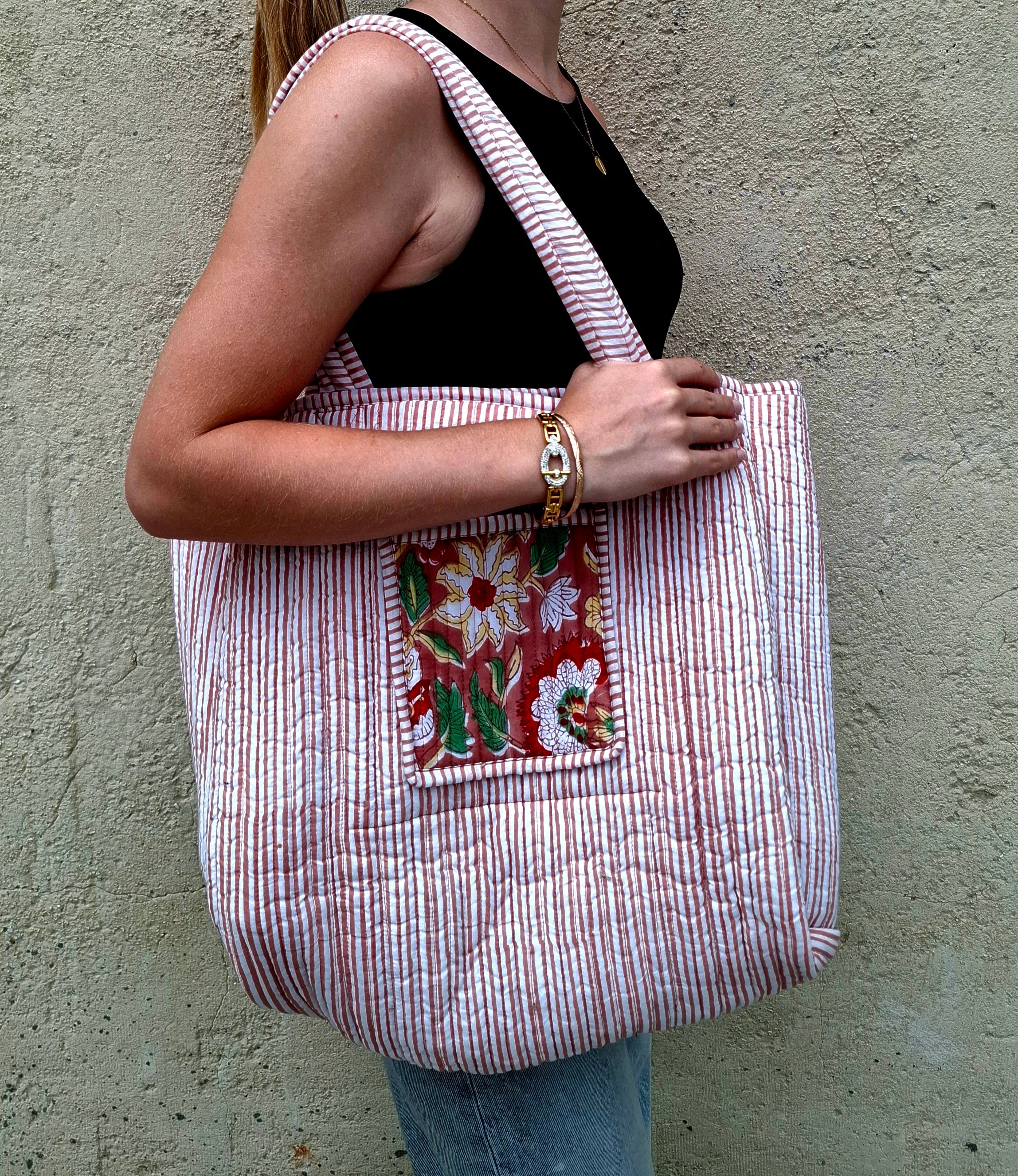 Sac cabas femme en coton matelassé imprimé à la main selon la technique du block print.