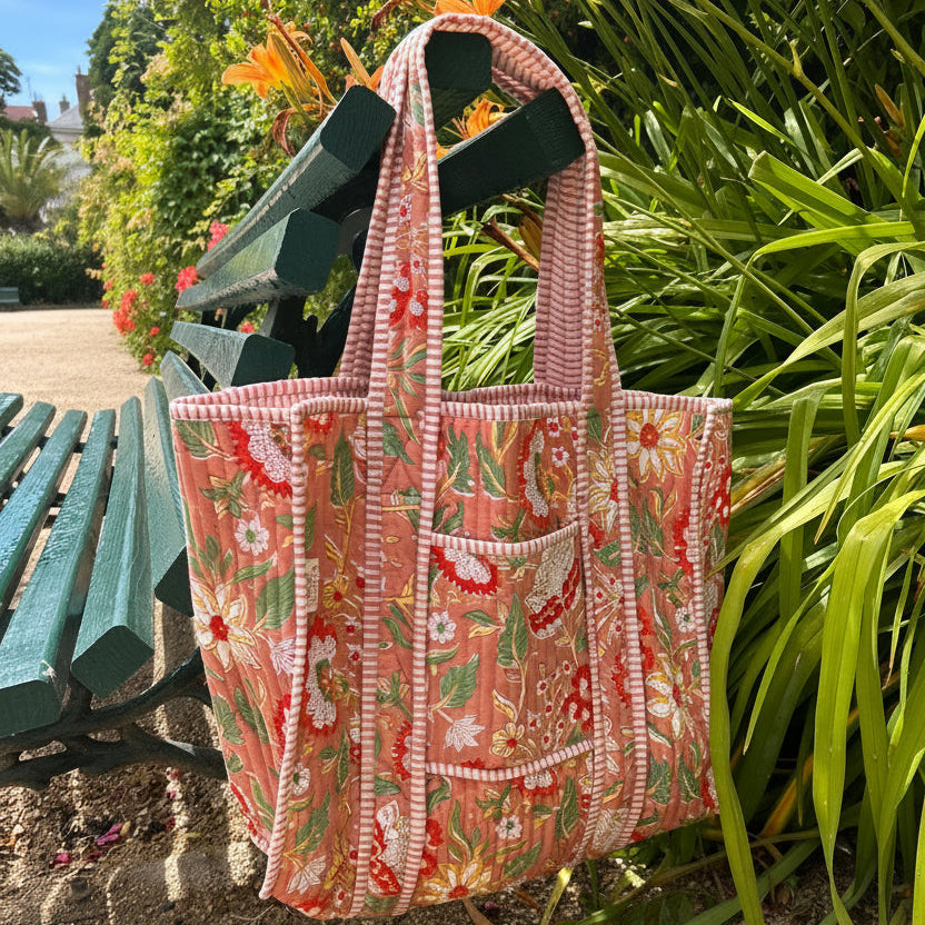 Sac cabas femme en coton matelassé imprimé à la main selon la technique du block print.