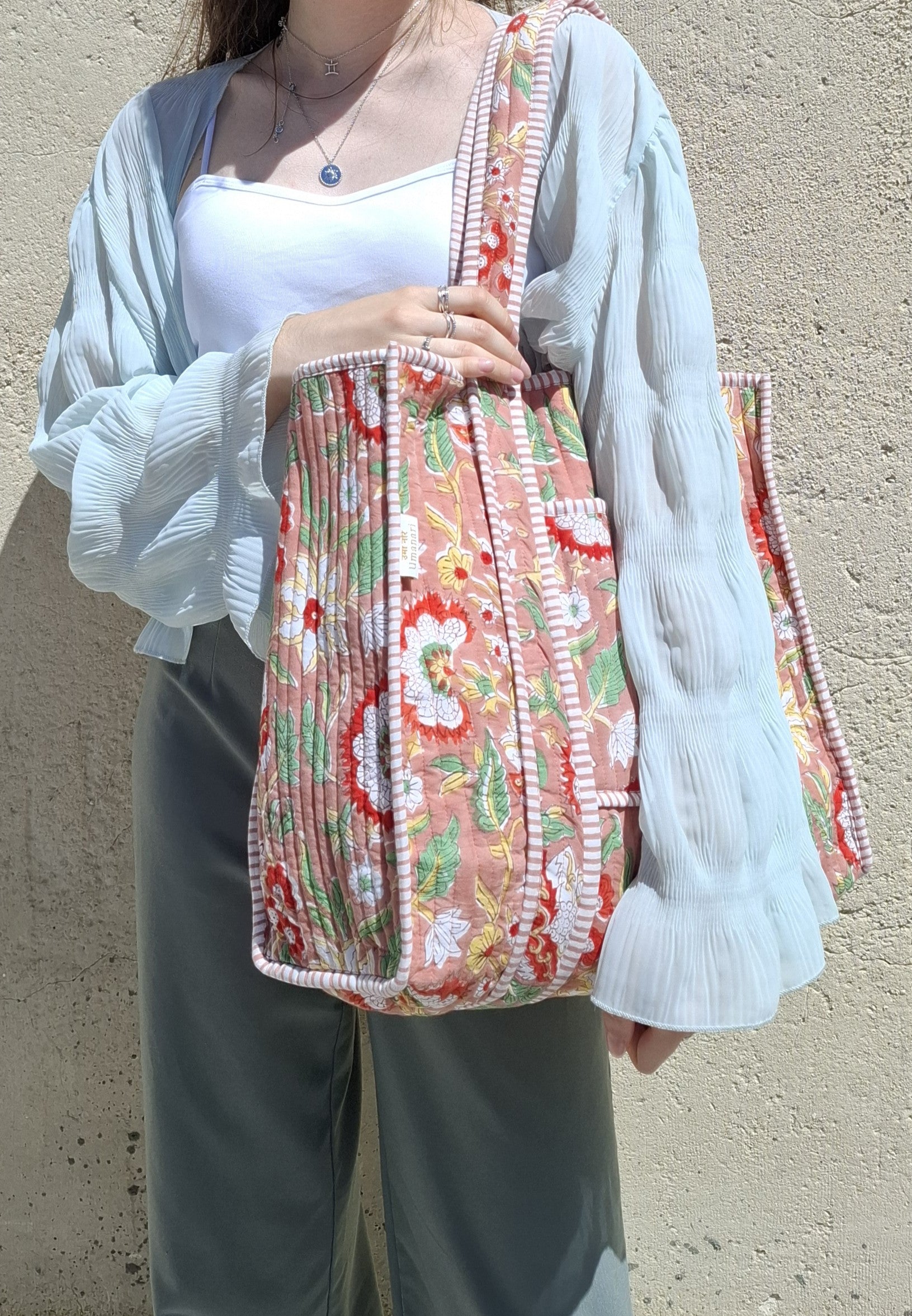 Sac cabas femme en coton matelassé imprimé à la main selon la technique du block print.