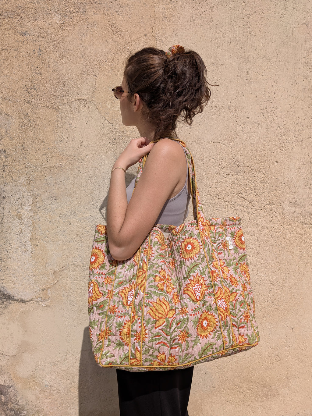 Sac cabas femme en coton matelassé imprimé à la main selon la technique du block print.