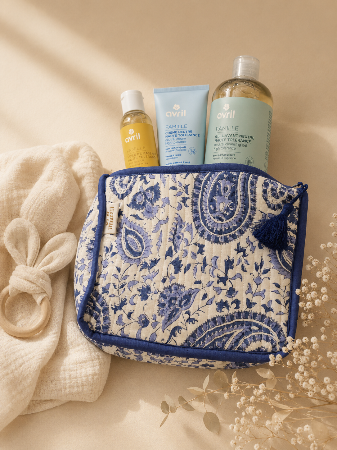 coffret cadeau de naissance avec trousse de toilette Umanari et soins bio Avril pour bébé et toute la famille