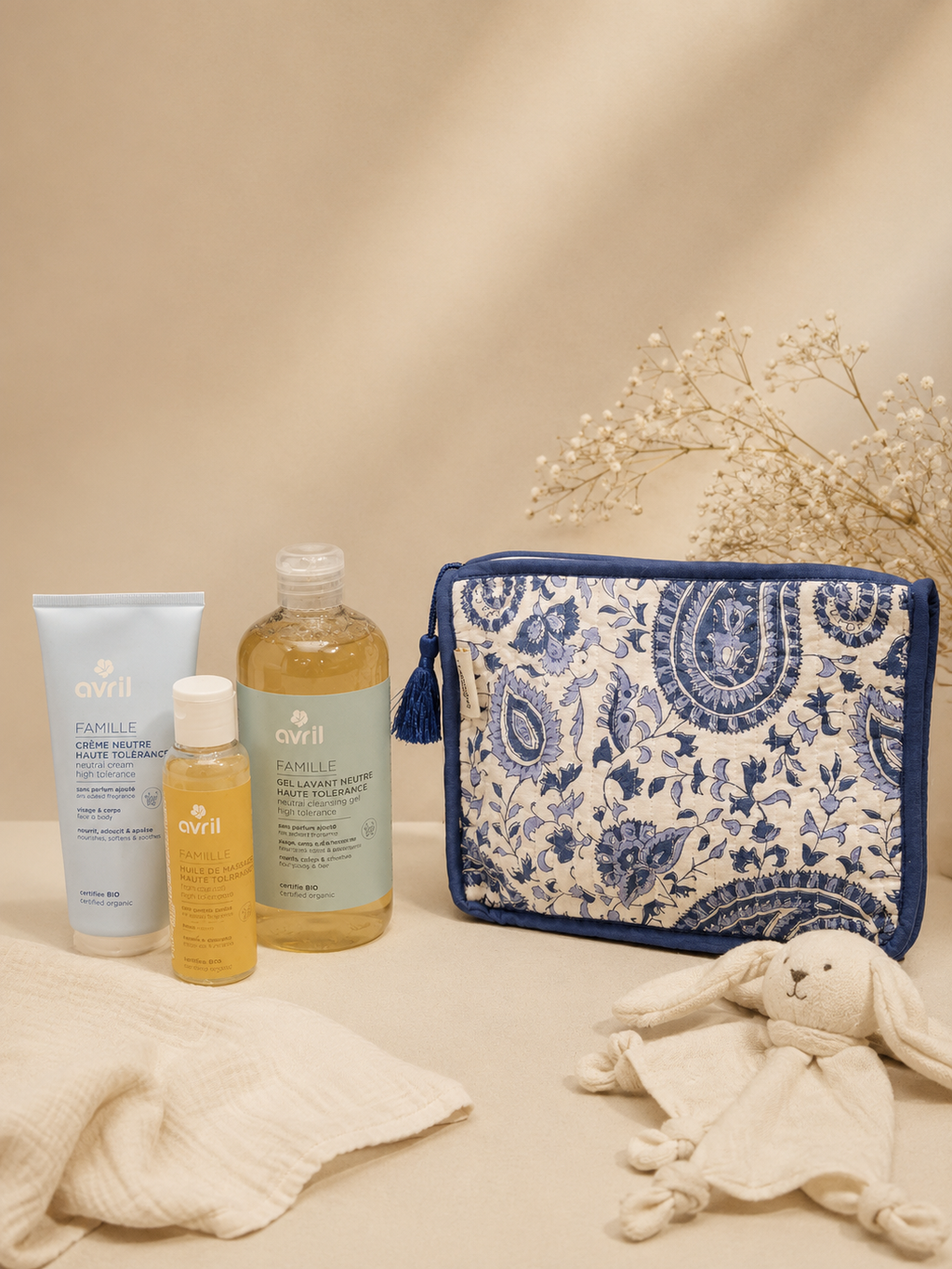 coffret cadeau de naissance avec trousse de toilette Umanari et soins bio Avril pour bébé et toute la famille