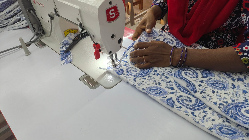 Sac cabas femme en coton matelassé imprimé à la main selon la technique du block print.